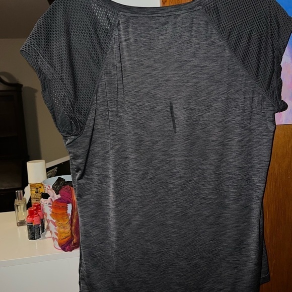 Reebok size medium workout grey short sleeve shirt - Picture 3 of 3